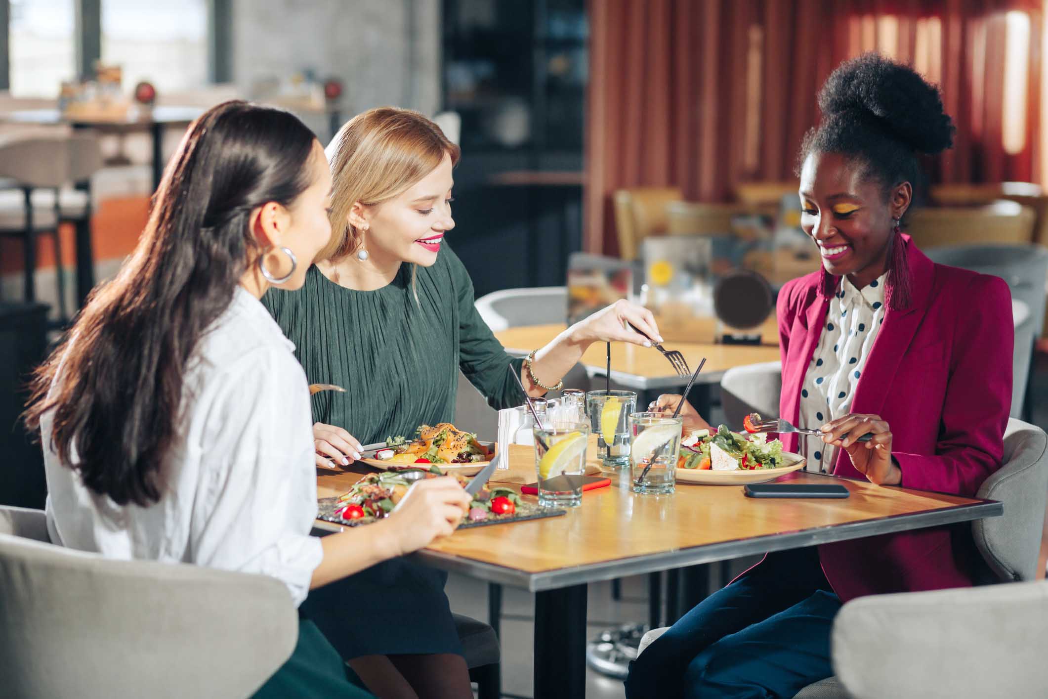 Maintaining Your Waistline: Tips to Eating a Balanced Meal When Dining Out